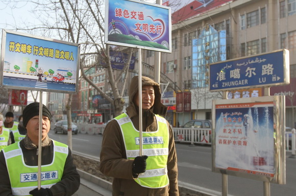 “油城”克拉玛依绿丝带志愿者：倡导文明出行