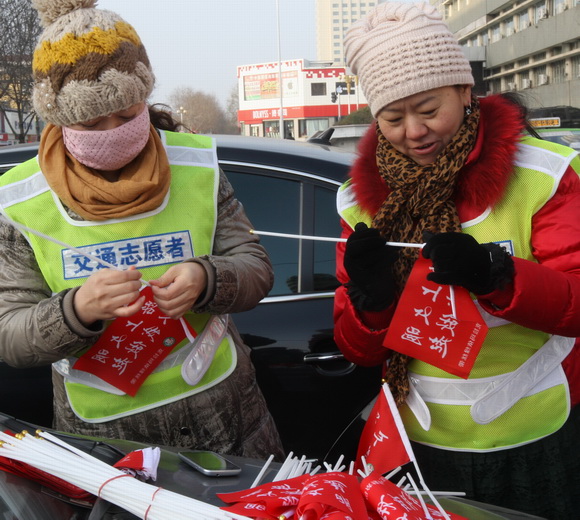 “油城”克拉玛依绿丝带志愿者：倡导文明出行