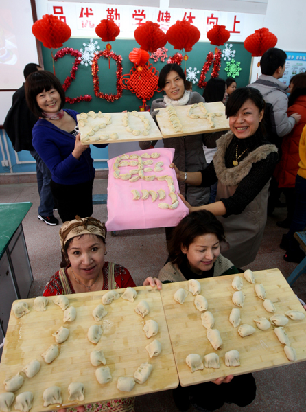 新疆克拉玛依:包饺子迎马年-+中国在线
