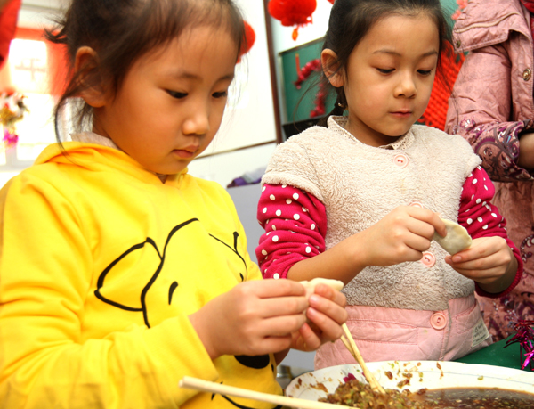 新疆克拉玛依：包饺子迎马年
