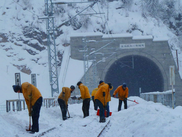 乌鲁木齐铁路春运迎战风雪除隐患保畅通