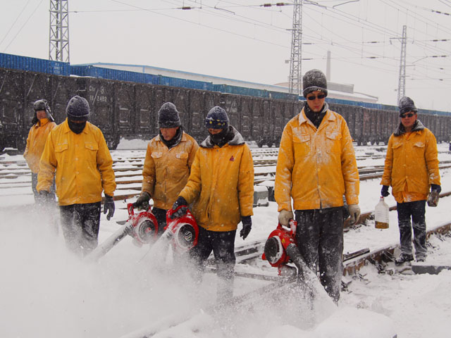 新疆乌铁局遭遇大风雪 铁路昼夜奋战清积雪隐