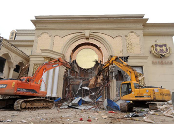 新疆额敏县工商局取缔学校旁一无照经营食杂店