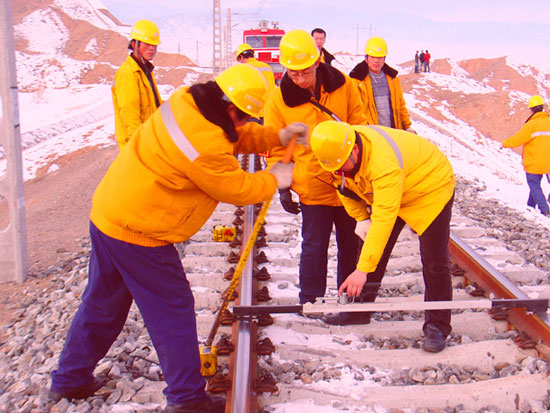 新疆乌铁局奎屯工务段打响“清积雪 除隐患 防春融”保卫战