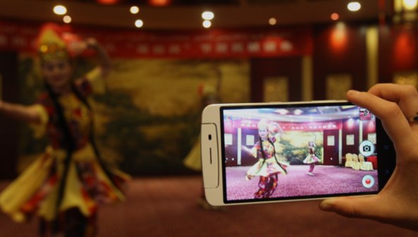 新疆克拉玛依：歌舞同乐欢庆“诺肉孜节”