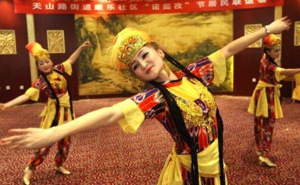 新疆克拉玛依：歌舞同乐欢庆“诺肉孜节”