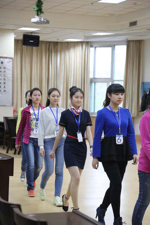 高三学子赶考南航定向招乘 千余人冒雨报名