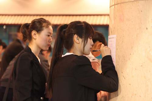高三学子赶考南航定向招乘 千余人冒雨报名