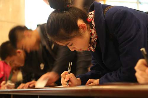 高三学子赶考南航定向招乘 千余人冒雨报名