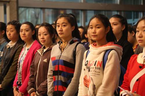 高三学子赶考南航定向招乘 千余人冒雨报名