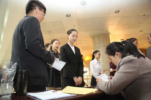高三学子赶考南航定向招乘 千余人冒雨报名