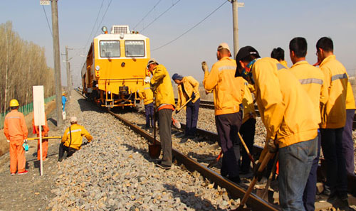 新疆乌铁局北疆线打响2014年提速“集中修”攻坚战