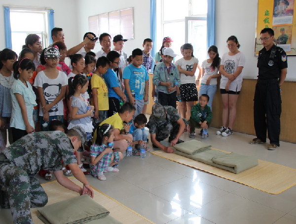 奎屯社区民警组织暑假学生开展军营参观活动