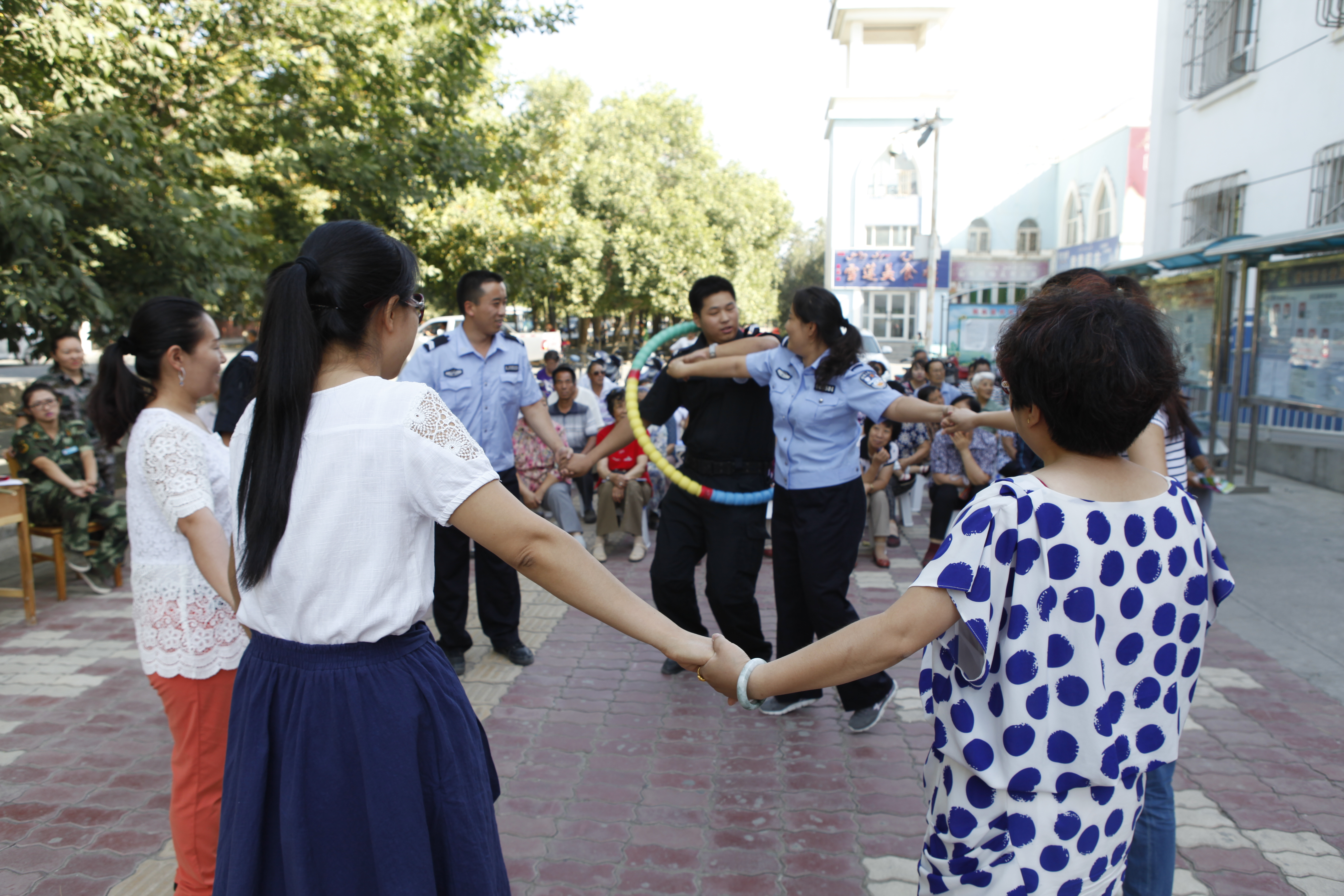 警民一家亲 共度中秋节 ----奎屯市公安局参加阿克塔木社区居委会举办的“中秋诗会暨关爱弱势群体趣味运动会”
