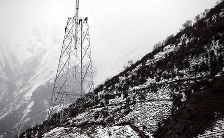 冒雪架设青藏电力“天路”
