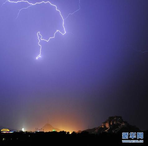 闪电绽放布达拉宫上空