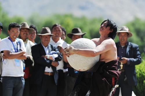 民族传统体育献技拉萨雪顿节