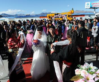 青藏联网工程建设者在拉萨举行集体婚礼