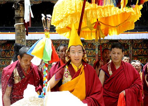 班禅活佛结束在拉萨的佛事、社会活动抵达日喀则
