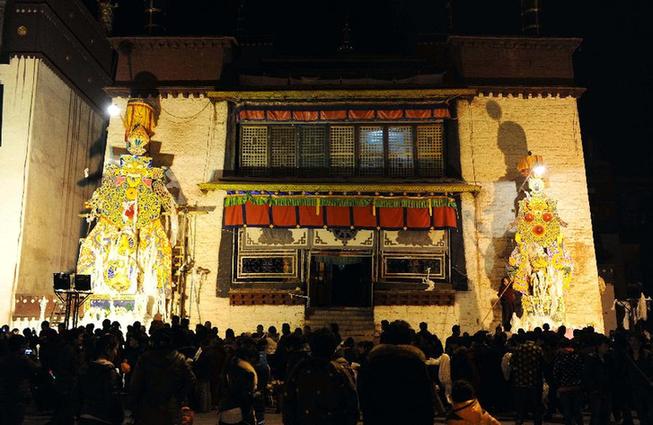 藏东第一禅林强巴林寺举行盛大的酥油花灯会