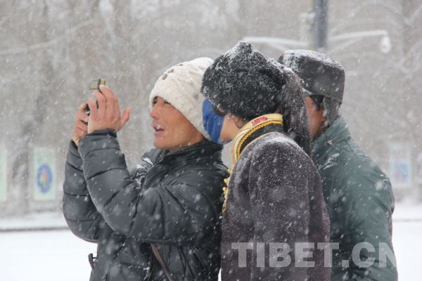 拉萨飘新年初雪 市民游客玩嗨了