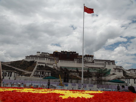 布达拉宫广场换新装 喜迎建党90周年(组图)