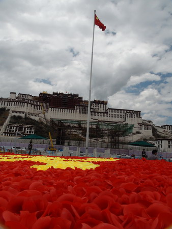 布达拉宫广场换新装 喜迎建党90周年(组图)