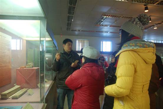 网友参观西藏博物馆 体验藏历新年风俗
