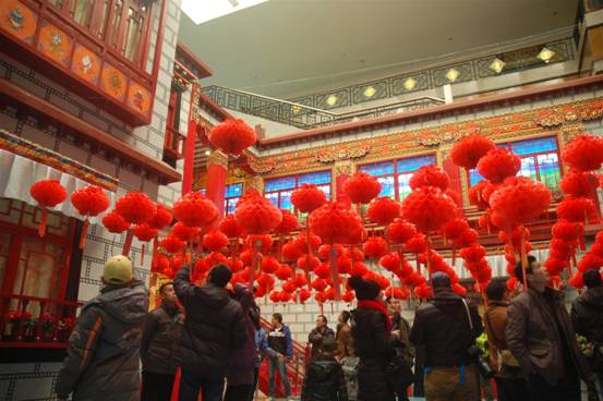 网友参观西藏博物馆 体验藏历新年风俗
