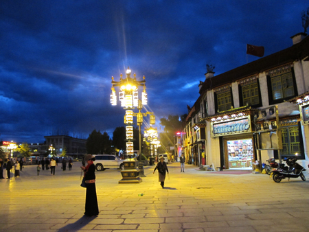 富有藏族文化特色的景观灯投入使用 拉萨大昭