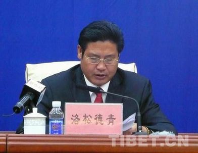 昌都行署副专员洛松德青介绍情况摄影:饶春艳