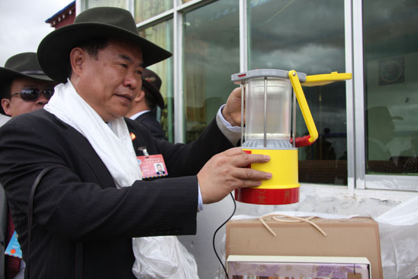 中央代表团成员李连宁在西藏那曲出席庆祝活动