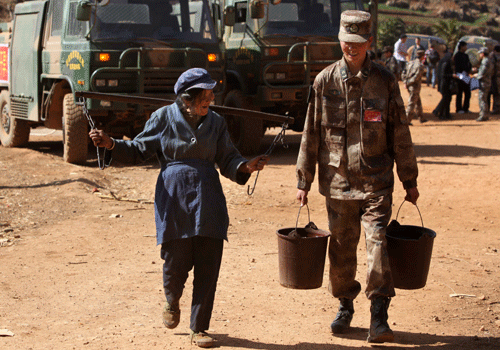 昆明禄劝干旱持续 解放军紧急送水