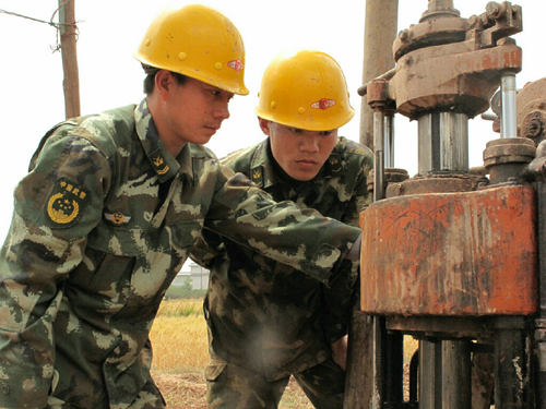 武警黄金部队旱区打井建奇功解决万名村民饮水