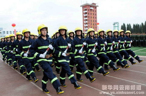 公安消防部队举行毕业阅兵表演