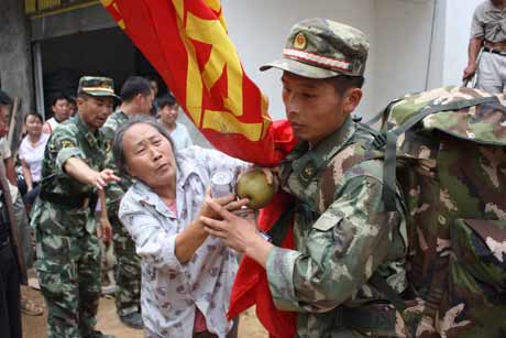 云南巧家群众送别救灾官兵(组图)