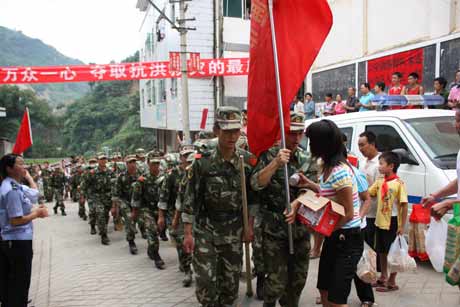云南巧家群众送别救灾官兵(组图)