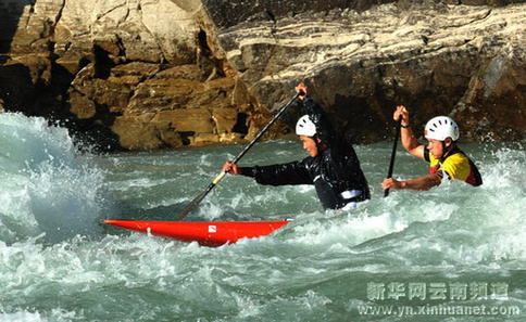 怒江首届皮划艇野水国际公开赛竞速赛展开角逐