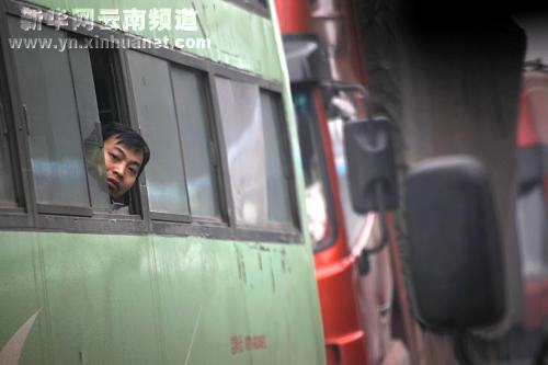 凝冻天气致云南昭通数千车辆滞留