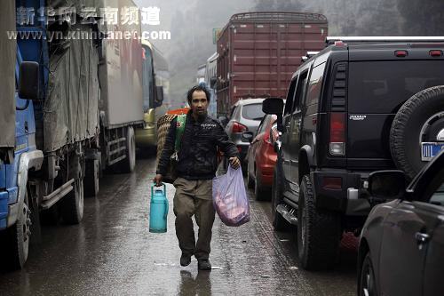 凝冻天气致云南昭通数千车辆滞留