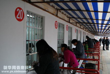 昆明火车站站前广场增设20个临时售票窗口