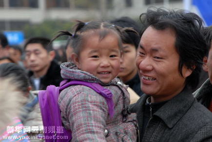 昆明火车站站前广场增设20个临时售票窗口