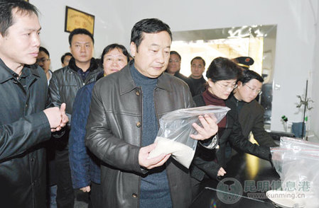 张祖林检查食品市场供应 确保百姓过好年