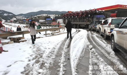 冰雪造成G85高速公路昆昭段多处阻断