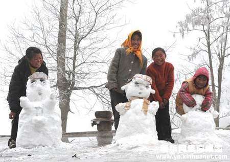 冰雪灾区“雪娃娃”