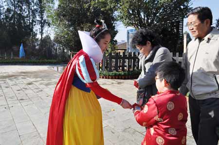 春节期间近10万人涌进云南野生动物园