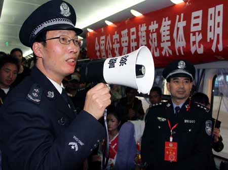 昆铁警方春运期间开门评警拉近警民关系