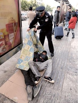昆明民警对火车站周边流浪乞讨儿童清查