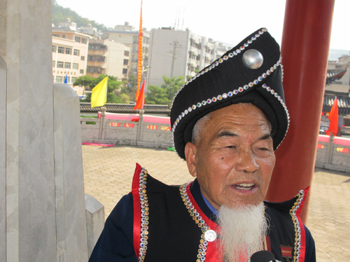 民族团结誓词碑签名者60年后普洱聚首