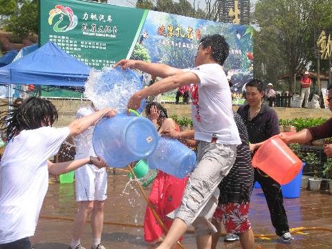 跟“乐乐”泼水去 不一样的泼水节
